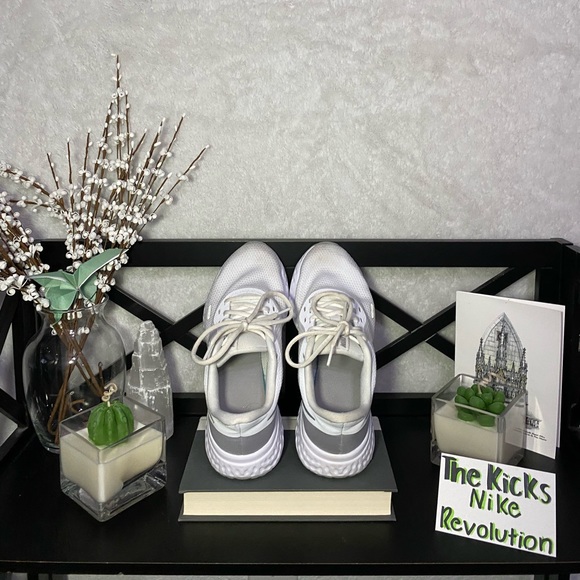 Nike Revolutions - Picture 3 of 4